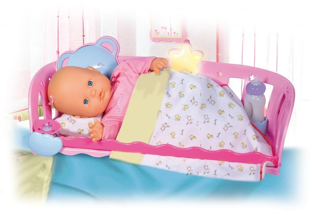 Nenuco Dorme con Me costo bambolotto con lettino giocattolo Famosa